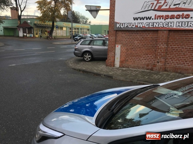 Zdjęcie w galerii na portalu naszraciborz.pl: Mazda zdemolowała witrynę sklepu w szybie dawnej windy towarowej przy Pocztowej wiadomości z regionu