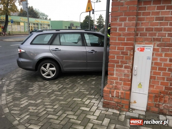 Zdjęcie w galerii na portalu naszraciborz.pl: Mazda zdemolowała witrynę sklepu w szybie dawnej windy towarowej przy Pocztowej wiadomości z regionu