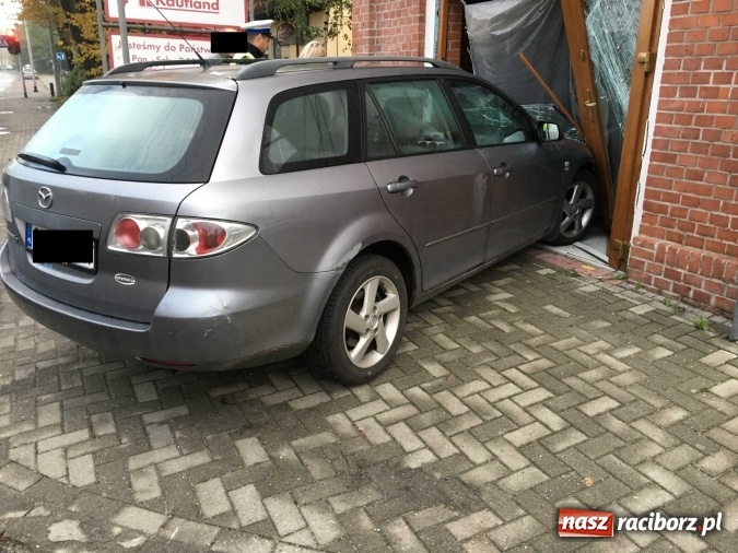 Zdjęcie w galerii na portalu naszraciborz.pl: Mazda zdemolowała witrynę sklepu w szybie dawnej windy towarowej przy Pocztowej wiadomości z regionu