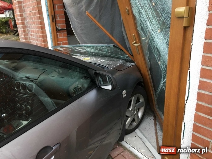 Zdjęcie w galerii na portalu naszraciborz.pl: Mazda zdemolowała witrynę sklepu w szybie dawnej windy towarowej przy Pocztowej wiadomości z regionu