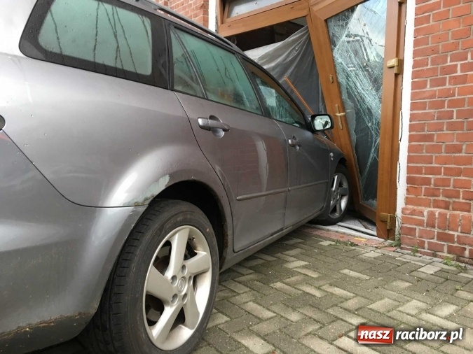 Zdjęcie w galerii na portalu naszraciborz.pl: Mazda zdemolowała witrynę sklepu w szybie dawnej windy towarowej przy Pocztowej wiadomości z regionu
