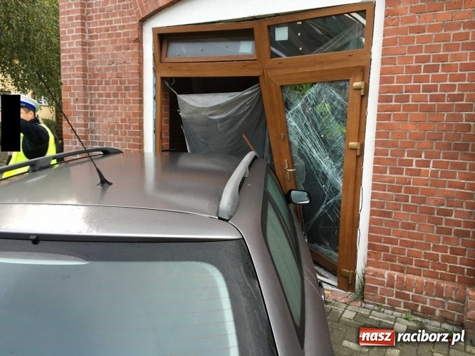 Zdjęcie w galerii na portalu naszraciborz.pl: Mazda zdemolowała witrynę sklepu w szybie dawnej windy towarowej przy Pocztowej wiadomości z regionu