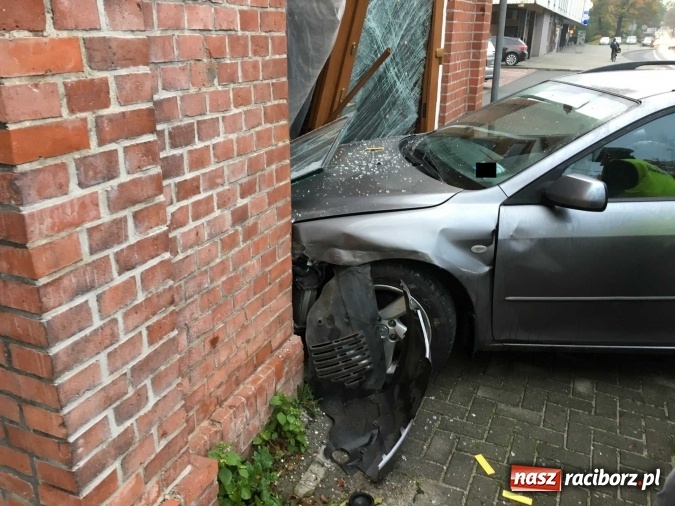 Zdjęcie w galerii na portalu naszraciborz.pl: Mazda zdemolowała witrynę sklepu w szybie dawnej windy towarowej przy Pocztowej wiadomości z regionu