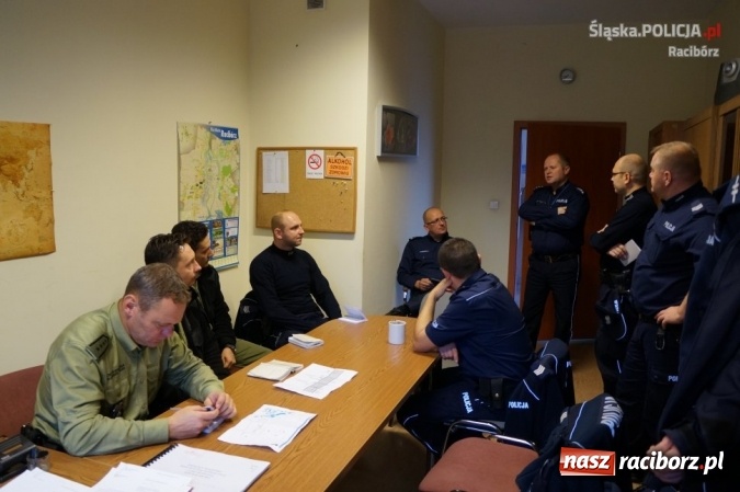 Zdjęcie w galerii na portalu naszraciborz.pl: Raciborscy policjanci w pościgu transgranicznym we współpracy ze strażą graniczną i czeską policją wiadomości z regionu