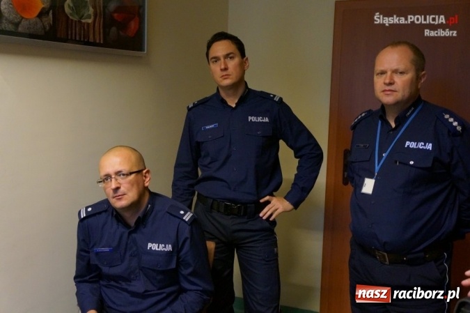 Zdjęcie w galerii na portalu naszraciborz.pl: Raciborscy policjanci w pościgu transgranicznym we współpracy ze strażą graniczną i czeską policją wiadomości z regionu