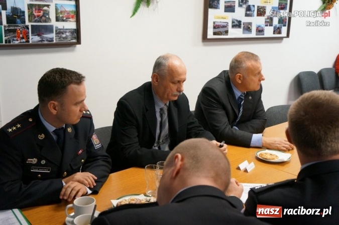 Zdjęcie w galerii na portalu naszraciborz.pl: Raciborscy policjanci w pościgu transgranicznym we współpracy ze strażą graniczną i czeską policją wiadomości z regionu