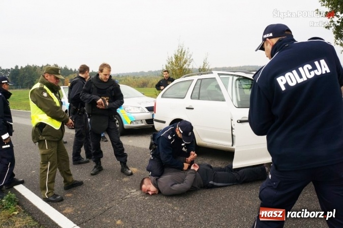 Zdjęcie w galerii na portalu naszraciborz.pl: Raciborscy policjanci w pościgu transgranicznym we współpracy ze strażą graniczną i czeską policją wiadomości z regionu