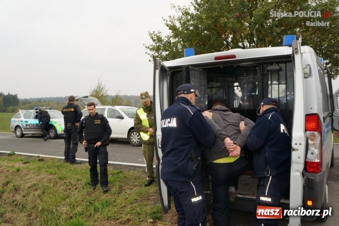 Zdjęcie w galerii na portalu naszraciborz.pl: Raciborscy policjanci w pościgu transgranicznym we współpracy ze strażą graniczną i czeską policją wiadomości z regionu