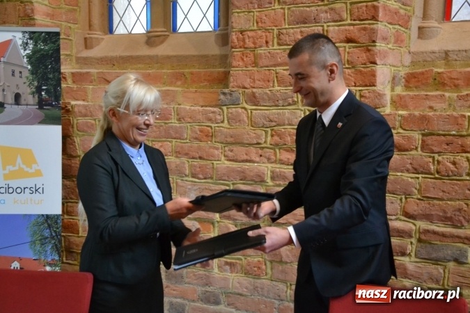 Zdjęcie w galerii na portalu naszraciborz.pl: Porozumienie o współpracy pomiędzy Powiatem Raciborskim a Ogólnopolskim Stowarzyszeniem Gmin Cysterskich podpisane  wiadomości z regionu