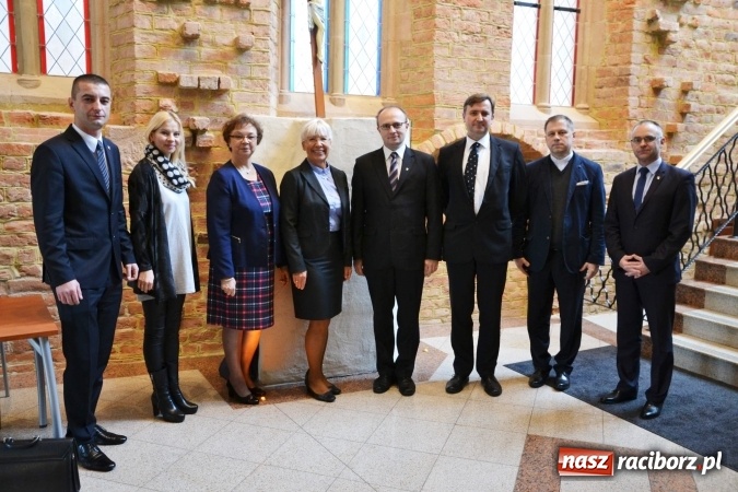 Zdjęcie w galerii na portalu naszraciborz.pl: Porozumienie o współpracy pomiędzy Powiatem Raciborskim a Ogólnopolskim Stowarzyszeniem Gmin Cysterskich podpisane  wiadomości z regionu