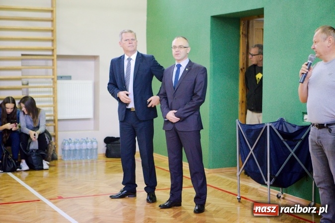 Zdjęcie w galerii na portalu naszraciborz.pl: V Mistrzostwa Raciborza Szkół Ponadgimnazjalnych dwójek siatkarskich za nami. W finale para z I LO i ZSOMS wiadomości z regionu