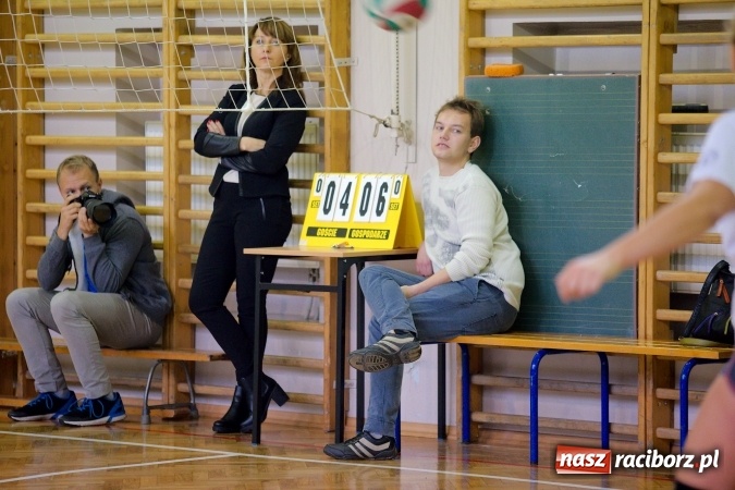 Zdjęcie w galerii na portalu naszraciborz.pl: V Mistrzostwa Raciborza Szkół Ponadgimnazjalnych dwójek siatkarskich za nami. W finale para z I LO i ZSOMS wiadomości z regionu