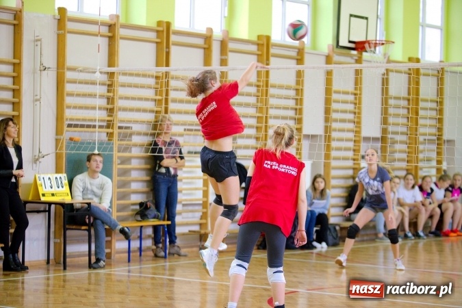 Zdjęcie w galerii na portalu naszraciborz.pl: V Mistrzostwa Raciborza Szkół Ponadgimnazjalnych dwójek siatkarskich za nami. W finale para z I LO i ZSOMS wiadomości z regionu
