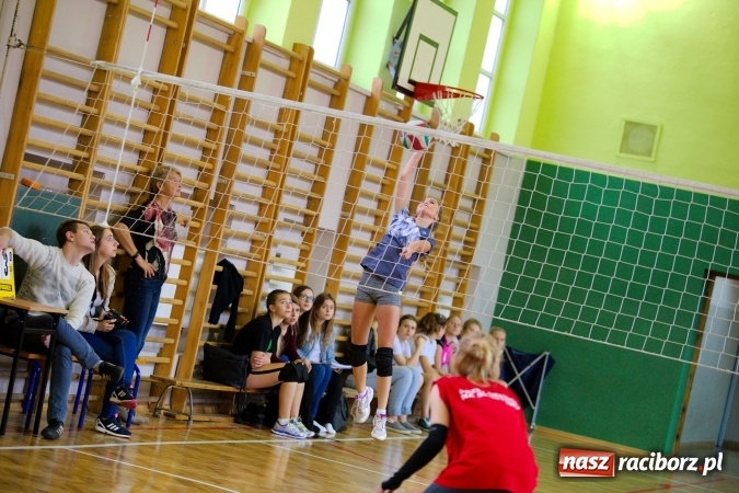 Zdjęcie w galerii na portalu naszraciborz.pl: V Mistrzostwa Raciborza Szkół Ponadgimnazjalnych dwójek siatkarskich za nami. W finale para z I LO i ZSOMS wiadomości z regionu