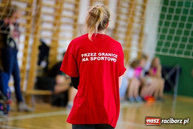 Zdjęcie w galerii na portalu naszraciborz.pl: V Mistrzostwa Raciborza Szkół Ponadgimnazjalnych dwójek siatkarskich za nami. W finale para z I LO i ZSOMS wiadomości z regionu