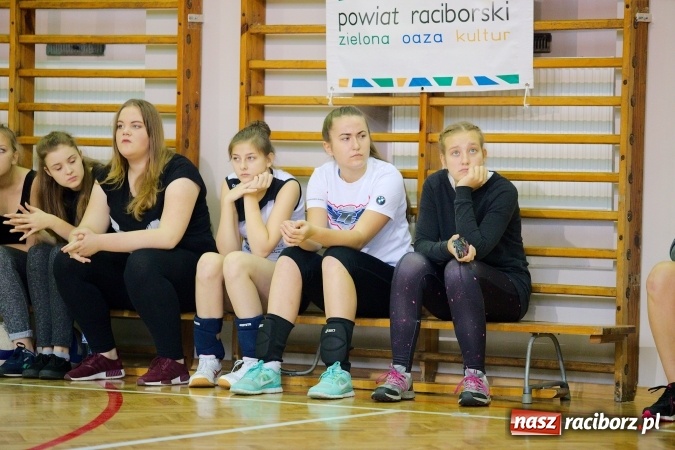 Zdjęcie w galerii na portalu naszraciborz.pl: V Mistrzostwa Raciborza Szkół Ponadgimnazjalnych dwójek siatkarskich za nami. W finale para z I LO i ZSOMS wiadomości z regionu