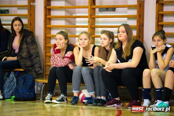 Zdjęcie w galerii na portalu naszraciborz.pl: V Mistrzostwa Raciborza Szkół Ponadgimnazjalnych dwójek siatkarskich za nami. W finale para z I LO i ZSOMS wiadomości z regionu