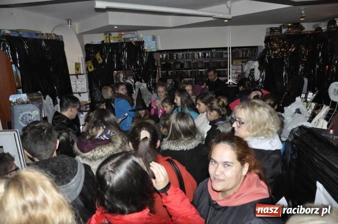 Zdjęcie w galerii na portalu naszraciborz.pl: Harry Potter i przeklęte dziecko - tuż po północy w Raciborzu ruszyła sprzedaż wiadomości z regionu