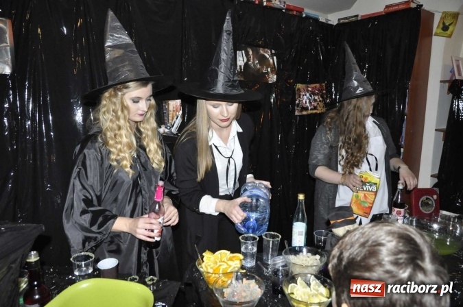 Zdjęcie w galerii na portalu naszraciborz.pl: Harry Potter i przeklęte dziecko - tuż po północy w Raciborzu ruszyła sprzedaż wiadomości z regionu