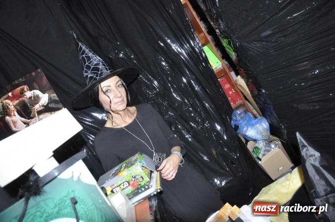 Zdjęcie w galerii na portalu naszraciborz.pl: Harry Potter i przeklęte dziecko - tuż po północy w Raciborzu ruszyła sprzedaż wiadomości z regionu