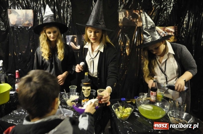 Zdjęcie w galerii na portalu naszraciborz.pl: Harry Potter i przeklęte dziecko - tuż po północy w Raciborzu ruszyła sprzedaż wiadomości z regionu