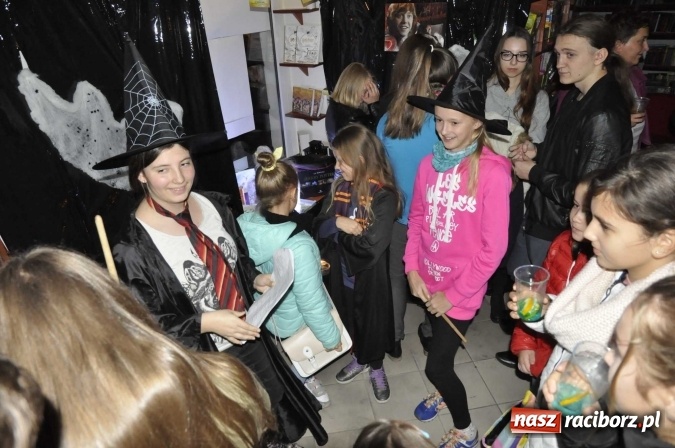 Zdjęcie w galerii na portalu naszraciborz.pl: Harry Potter i przeklęte dziecko - tuż po północy w Raciborzu ruszyła sprzedaż wiadomości z regionu