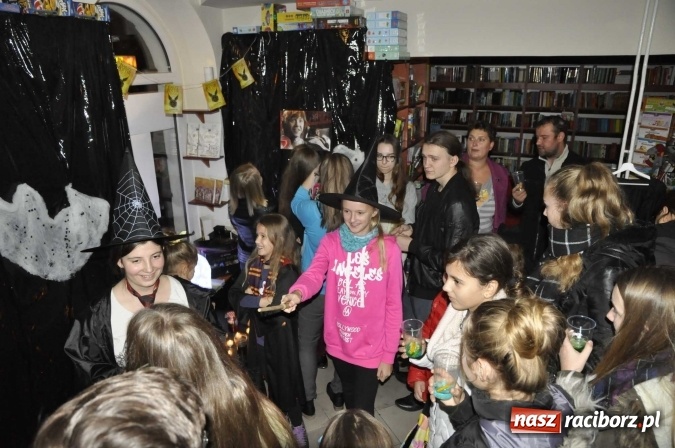 Zdjęcie w galerii na portalu naszraciborz.pl: Harry Potter i przeklęte dziecko - tuż po północy w Raciborzu ruszyła sprzedaż wiadomości z regionu