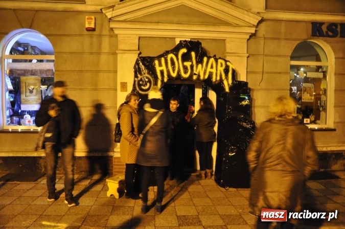 Zdjęcie w galerii na portalu naszraciborz.pl: Harry Potter i przeklęte dziecko - tuż po północy w Raciborzu ruszyła sprzedaż wiadomości z regionu