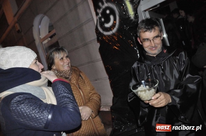 Zdjęcie w galerii na portalu naszraciborz.pl: Harry Potter i przeklęte dziecko - tuż po północy w Raciborzu ruszyła sprzedaż wiadomości z regionu