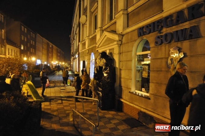 Zdjęcie w galerii na portalu naszraciborz.pl: Harry Potter i przeklęte dziecko - tuż po północy w Raciborzu ruszyła sprzedaż wiadomości z regionu