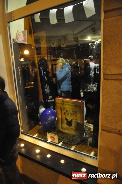 Zdjęcie w galerii na portalu naszraciborz.pl: Harry Potter i przeklęte dziecko - tuż po północy w Raciborzu ruszyła sprzedaż wiadomości z regionu