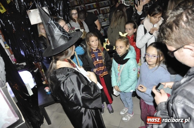Zdjęcie w galerii na portalu naszraciborz.pl: Harry Potter i przeklęte dziecko - tuż po północy w Raciborzu ruszyła sprzedaż wiadomości z regionu