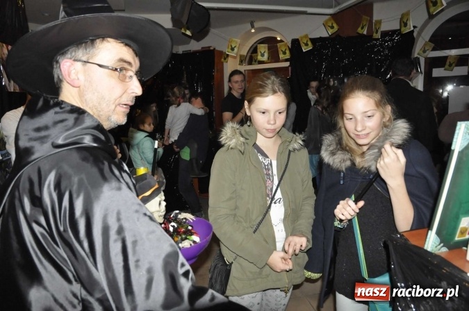 Zdjęcie w galerii na portalu naszraciborz.pl: Harry Potter i przeklęte dziecko - tuż po północy w Raciborzu ruszyła sprzedaż wiadomości z regionu