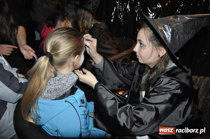 Zdjęcie w galerii na portalu naszraciborz.pl: Harry Potter i przeklęte dziecko - tuż po północy w Raciborzu ruszyła sprzedaż wiadomości z regionu