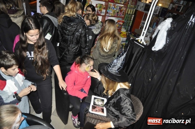 Zdjęcie w galerii na portalu naszraciborz.pl: Harry Potter i przeklęte dziecko - tuż po północy w Raciborzu ruszyła sprzedaż wiadomości z regionu