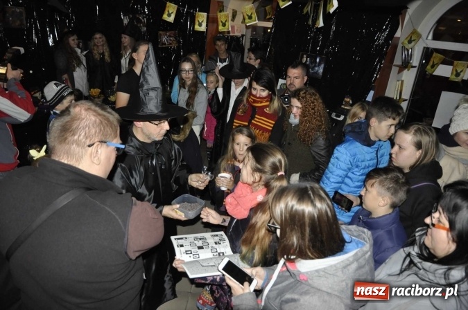 Zdjęcie w galerii na portalu naszraciborz.pl: Harry Potter i przeklęte dziecko - tuż po północy w Raciborzu ruszyła sprzedaż wiadomości z regionu