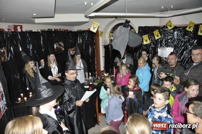 Zdjęcie w galerii na portalu naszraciborz.pl: Harry Potter i przeklęte dziecko - tuż po północy w Raciborzu ruszyła sprzedaż wiadomości z regionu