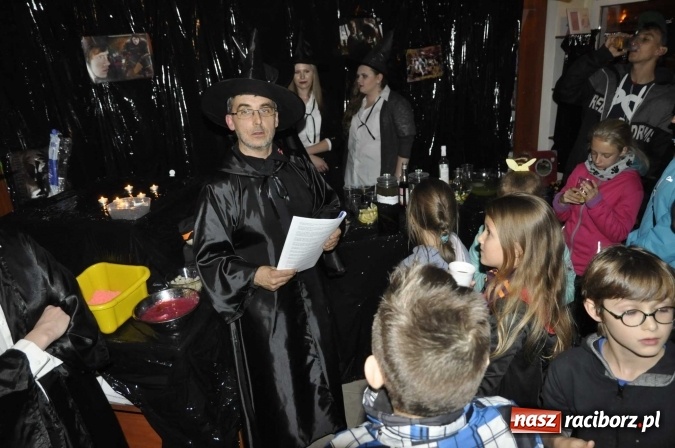 Zdjęcie w galerii na portalu naszraciborz.pl: Harry Potter i przeklęte dziecko - tuż po północy w Raciborzu ruszyła sprzedaż wiadomości z regionu