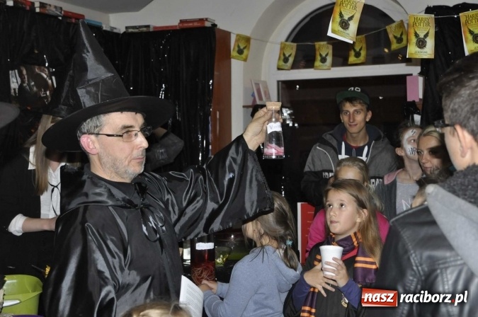 Zdjęcie w galerii na portalu naszraciborz.pl: Harry Potter i przeklęte dziecko - tuż po północy w Raciborzu ruszyła sprzedaż wiadomości z regionu