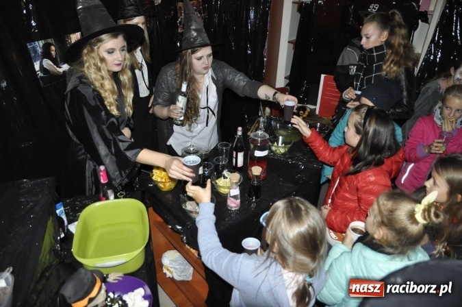 Zdjęcie w galerii na portalu naszraciborz.pl: Harry Potter i przeklęte dziecko - tuż po północy w Raciborzu ruszyła sprzedaż wiadomości z regionu