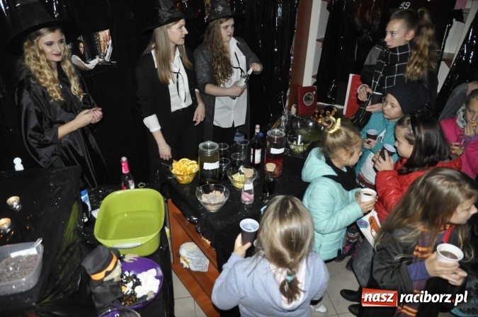 Zdjęcie w galerii na portalu naszraciborz.pl: Harry Potter i przeklęte dziecko - tuż po północy w Raciborzu ruszyła sprzedaż wiadomości z regionu