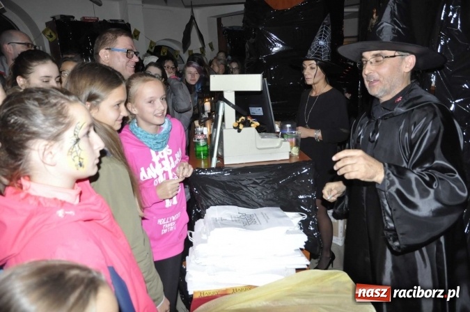 Zdjęcie w galerii na portalu naszraciborz.pl: Harry Potter i przeklęte dziecko - tuż po północy w Raciborzu ruszyła sprzedaż wiadomości z regionu