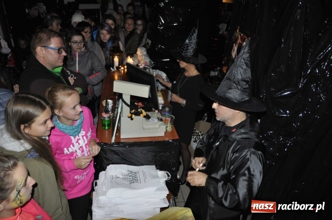 Zdjęcie w galerii na portalu naszraciborz.pl: Harry Potter i przeklęte dziecko - tuż po północy w Raciborzu ruszyła sprzedaż wiadomości z regionu