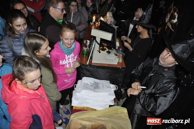 Zdjęcie w galerii na portalu naszraciborz.pl: Harry Potter i przeklęte dziecko - tuż po północy w Raciborzu ruszyła sprzedaż wiadomości z regionu