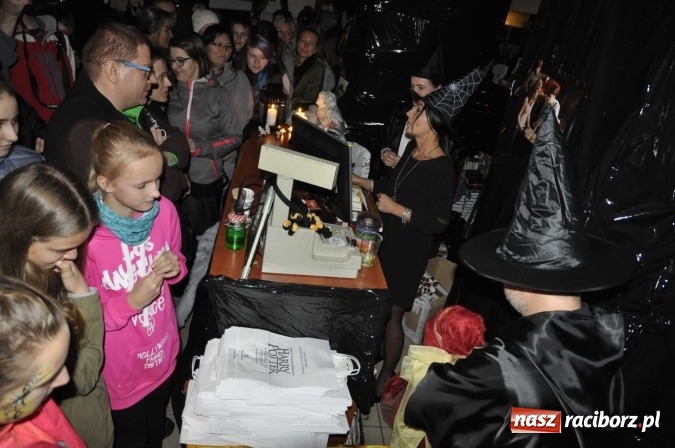 Zdjęcie w galerii na portalu naszraciborz.pl: Harry Potter i przeklęte dziecko - tuż po północy w Raciborzu ruszyła sprzedaż wiadomości z regionu