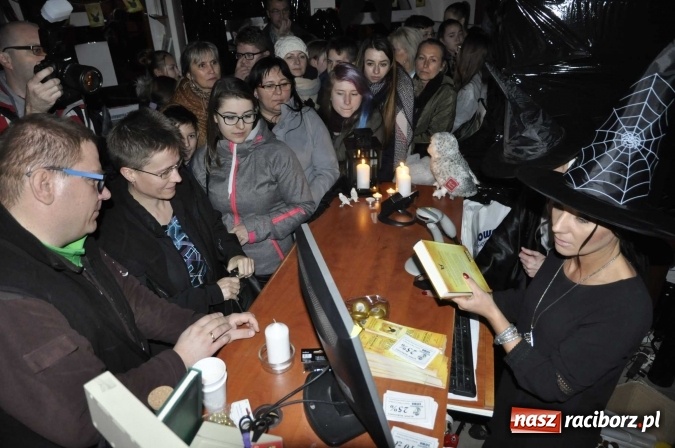 Zdjęcie w galerii na portalu naszraciborz.pl: Harry Potter i przeklęte dziecko - tuż po północy w Raciborzu ruszyła sprzedaż wiadomości z regionu