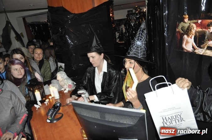 Zdjęcie w galerii na portalu naszraciborz.pl: Harry Potter i przeklęte dziecko - tuż po północy w Raciborzu ruszyła sprzedaż wiadomości z regionu