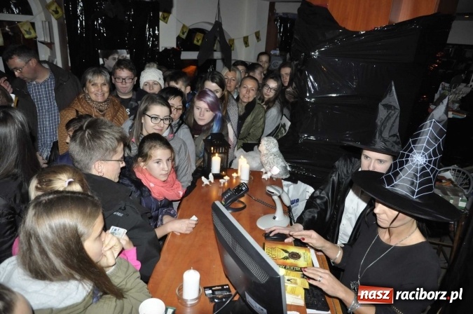 Zdjęcie w galerii na portalu naszraciborz.pl: Harry Potter i przeklęte dziecko - tuż po północy w Raciborzu ruszyła sprzedaż wiadomości z regionu