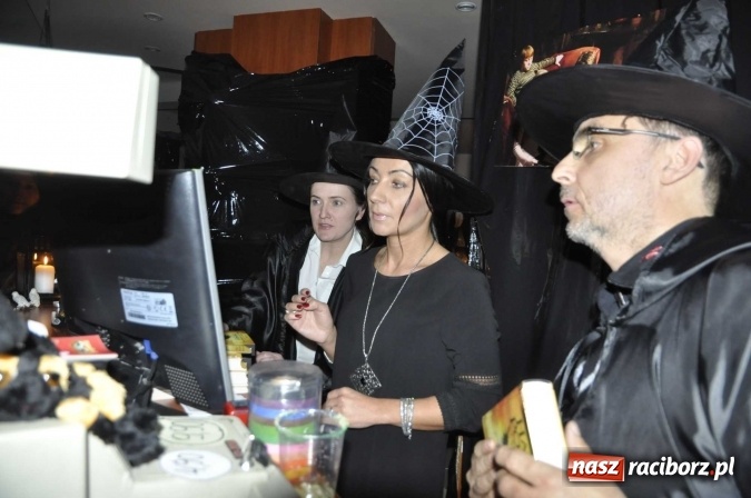 Zdjęcie w galerii na portalu naszraciborz.pl: Harry Potter i przeklęte dziecko - tuż po północy w Raciborzu ruszyła sprzedaż wiadomości z regionu