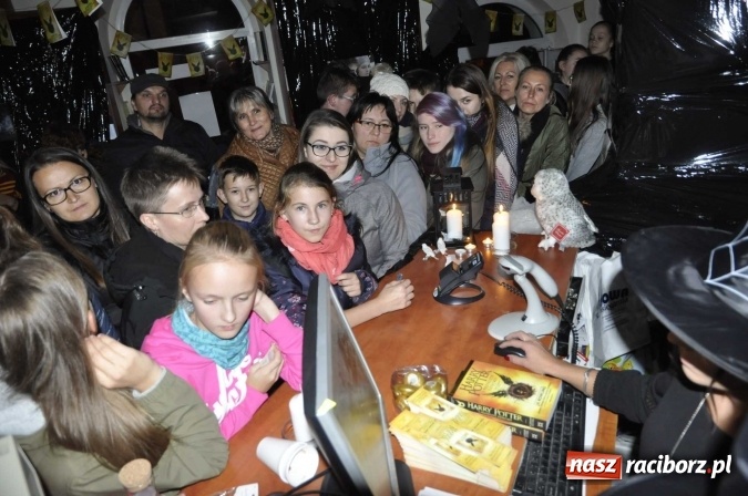 Zdjęcie w galerii na portalu naszraciborz.pl: Harry Potter i przeklęte dziecko - tuż po północy w Raciborzu ruszyła sprzedaż wiadomości z regionu